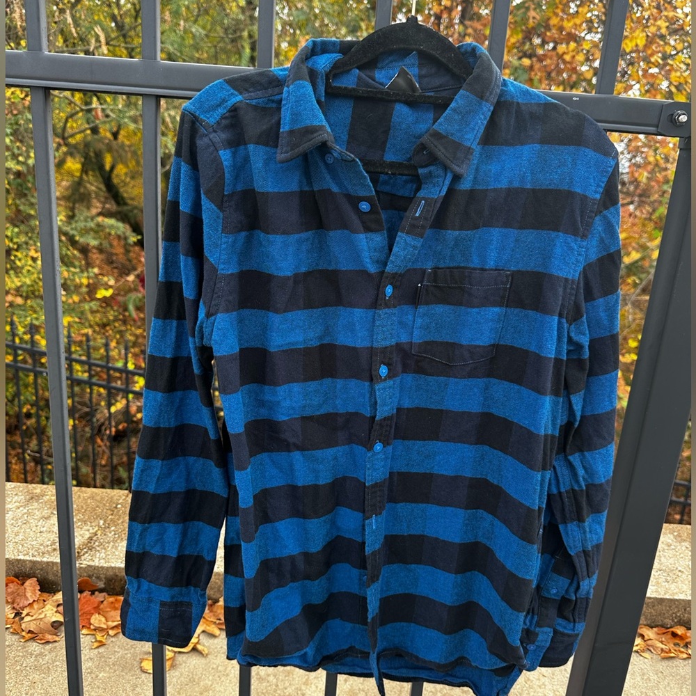 Oakley Custom Fit Blue Plaid Flannel Top